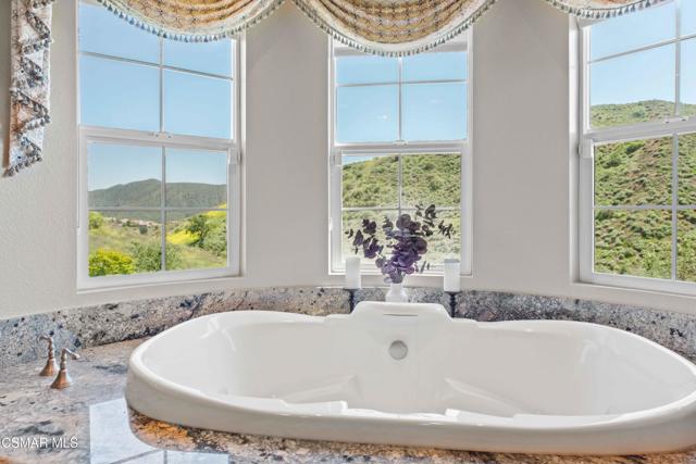 3194 Sunset Hills Boulevard, Thousand Oaks CA: https://media.crmls.org/mediaz/7b36f9df-b84b-4575-a83c-ddb00e060686.jpg