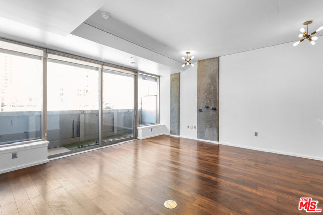 1155 S Grand Avenue, Los Angeles CA: https://media.crmls.org/mediaz/7b377924-872b-47f8-89a7-ab4859122cae.jpg