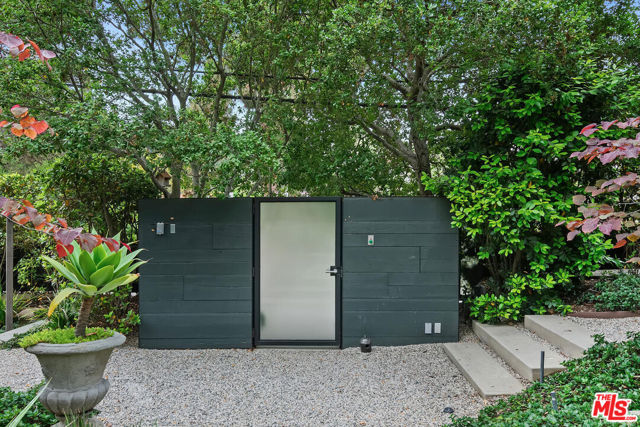 431 W Rustic Road, Santa Monica CA: https://media.crmls.org/mediaz/7b378857-7989-4f12-a749-d9b92394fa8c.jpg