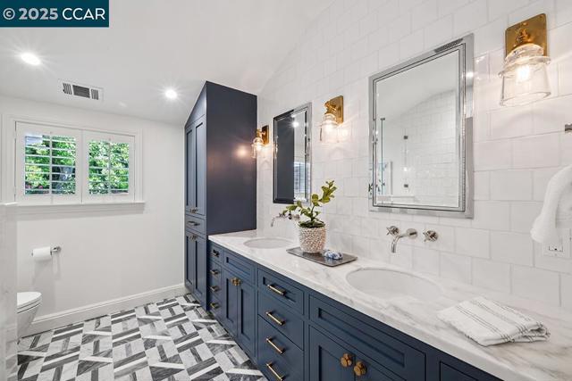 231 Sundown Ter, Orinda CA: https://media.crmls.org/mediaz/7b38dda6-ca5e-4b67-8251-1c1798a90c4f.jpg