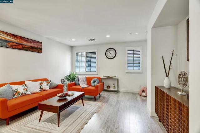 273 Sullivan Way, Hayward CA: https://media.crmls.org/mediaz/7b3974fb-daf6-4a18-b088-4b9e3925f950.jpg