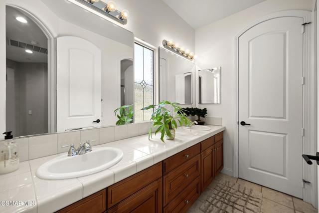 1915 Hazel Nut Court, Agoura Hills CA: https://media.crmls.org/mediaz/7b3a2428-aec9-4aa6-885f-16e8c2510741.jpg