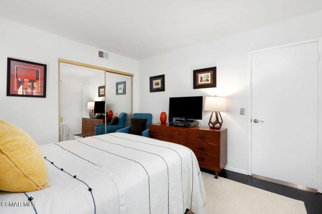 202 Estrellita Lane, Oak Park CA: https://media.crmls.org/mediaz/7b3adcb0-2291-4722-a3d4-07194ee70576.jpg