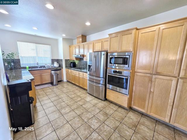 881 Meadow View Dr, Richmond CA: https://media.crmls.org/mediaz/7b3b70b8-16e3-42ba-9618-1419d7ea70eb.jpg