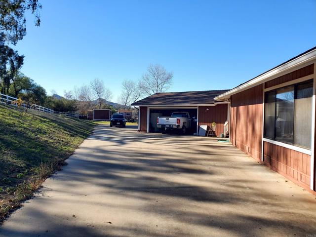 17910 Bluegrass Road, Ramona CA: https://media.crmls.org/mediaz/7b3b9484-29b0-4589-bf45-5455b1d2e18f.jpg