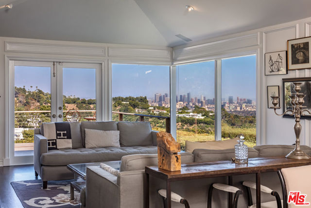 1612 Gilcrest Drive, Beverly Hills CA: https://media.crmls.org/mediaz/7b3b9fc8-395e-49fb-9a7d-a05eb0af1e8b.jpg