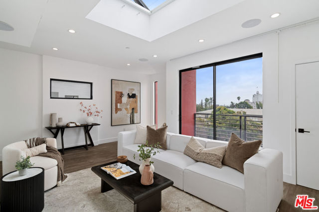 6871 Fountain Avenue, Los Angeles CA: https://media.crmls.org/mediaz/7b3ba28b-36b6-460b-a675-6f636f2e3614.jpg