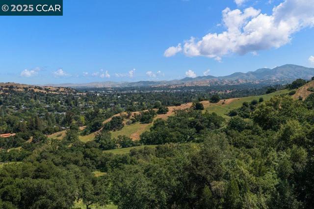 18 Diablo Oaks Way, Lafayette CA: https://media.crmls.org/mediaz/7b3bdcf0-5468-4f92-a9c4-e26bb09ec047.jpg