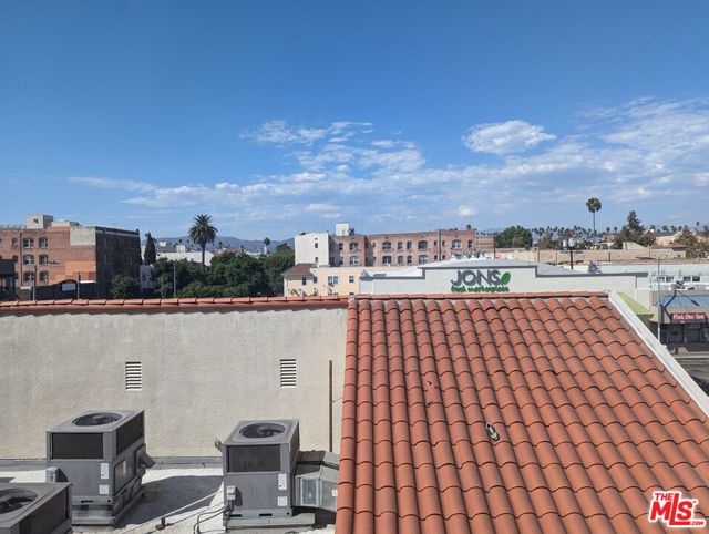 310 S Kenmore Avenue, Los Angeles CA: https://media.crmls.org/mediaz/7b3be61c-c664-4fbd-b875-8430961dce5e.jpg