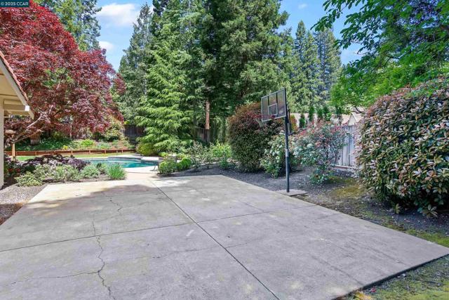 2142 Deer Oak Way, Danville CA: https://media.crmls.org/mediaz/7b3c4e3d-41c4-490e-bc11-050d0a3864bf.jpg