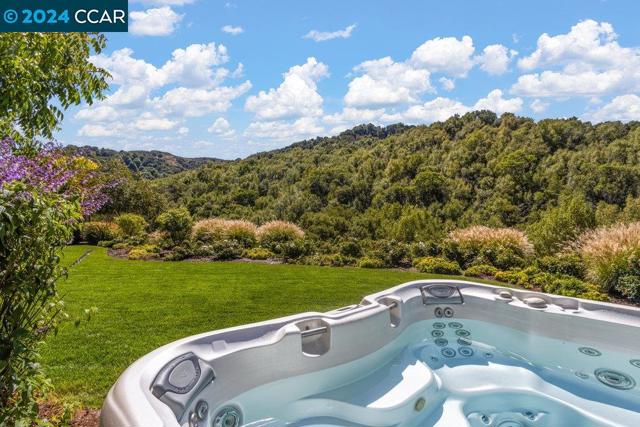 8 Julianna Court, Moraga CA: https://media.crmls.org/mediaz/7b3cc2d6-a12b-406e-9d04-467eb2a00571.jpg
