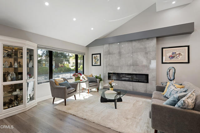 4428 Oakwood Avenue, La Canada Flintridge CA: https://media.crmls.org/mediaz/7b3cef5f-185b-4c4f-947d-982568076a8e.jpg