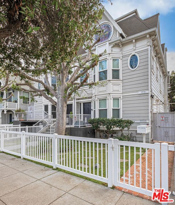 2622 2nd Street, Santa Monica CA: https://media.crmls.org/mediaz/7b3e2c9f-9b8d-4ba0-bd43-ba5f4b15bf86.jpg