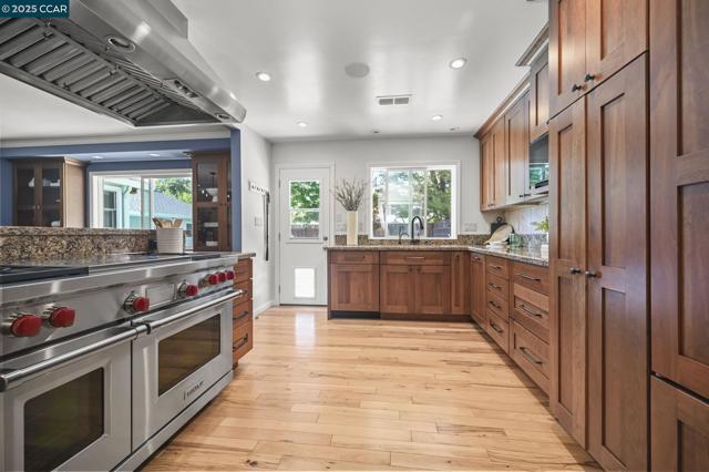 3 Green Valley Ct, Danville CA: https://media.crmls.org/mediaz/7b3e4560-477d-4a6a-9c58-a2f5dbeffc17.jpg