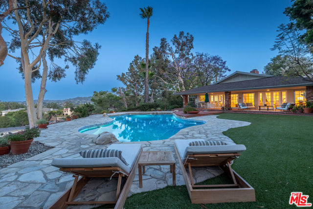 16331 Tudor Drive, Encino CA: https://media.crmls.org/mediaz/7b3e7f64-8cb7-481e-855b-f6d7d9d6099a.jpg