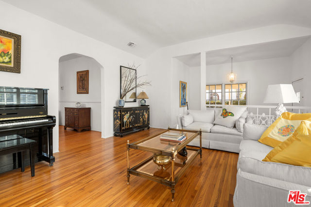 906 N Ford Street, Burbank CA: https://media.crmls.org/mediaz/7b3f16f6-4c95-4915-b222-09be5c15e43c.jpg