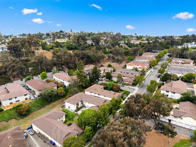 2139 Via Esmarca, Oceanside CA: https://media.crmls.org/mediaz/7b3f2a26-0360-4d14-9b97-aae5d95a98a9.jpg