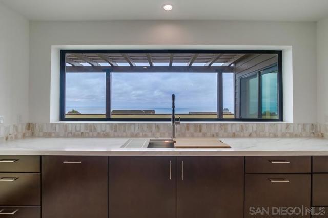 14066 Crest Way, Del Mar CA: https://media.crmls.org/mediaz/7b3f3ad1-4509-4339-9478-69498342f9dd.jpg