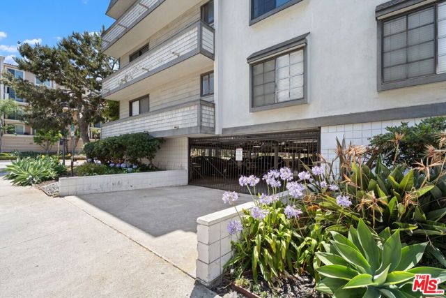 306 Bora Bora Way, Marina del Rey CA: https://media.crmls.org/mediaz/7b3f7e57-b927-4b3b-80ad-1ac6b1a81a6d.jpg