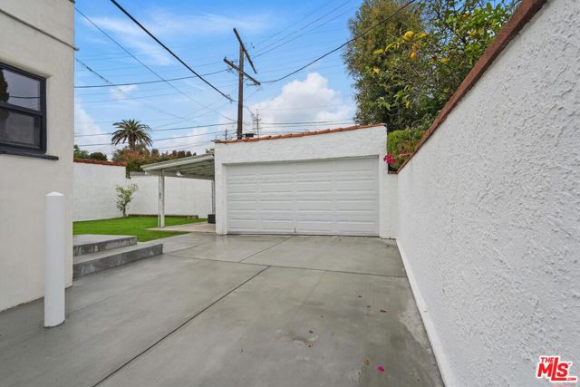 8919 Beverlywood Street, Los Angeles CA: https://media.crmls.org/mediaz/7b3f9559-775c-4ddb-ae94-c1c90b0bddef.jpg