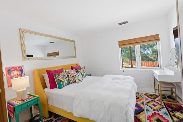 1047 Highland Dr, Del Mar CA: https://media.crmls.org/mediaz/7b3fbf81-9e17-45f1-9fbe-f5c967261c84.jpg