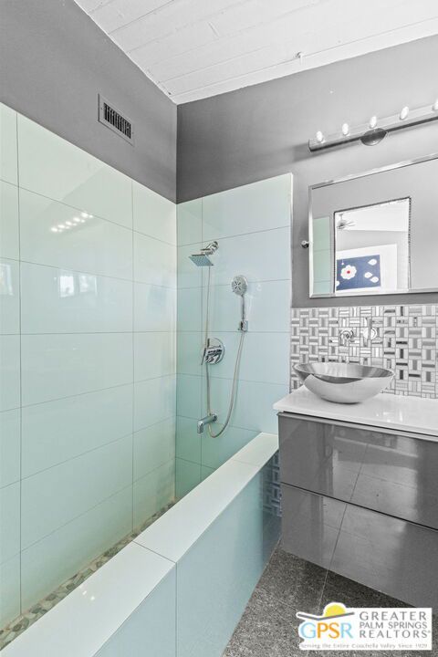 https://media.crmls.org/mediaz/7b40452f-7f51-4c71-83cb-2bd39f03dbbd.jpg?preset=X-Large