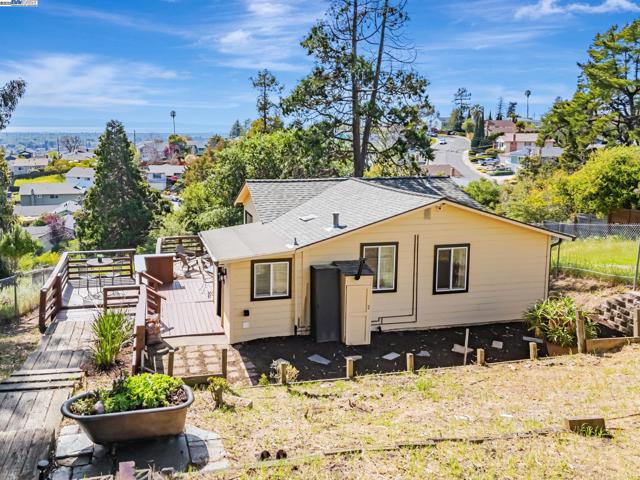 19975 JOHN DR, Castro Valley CA: https://media.crmls.org/mediaz/7b408215-df5f-4c3f-b5df-672194dac531.jpg