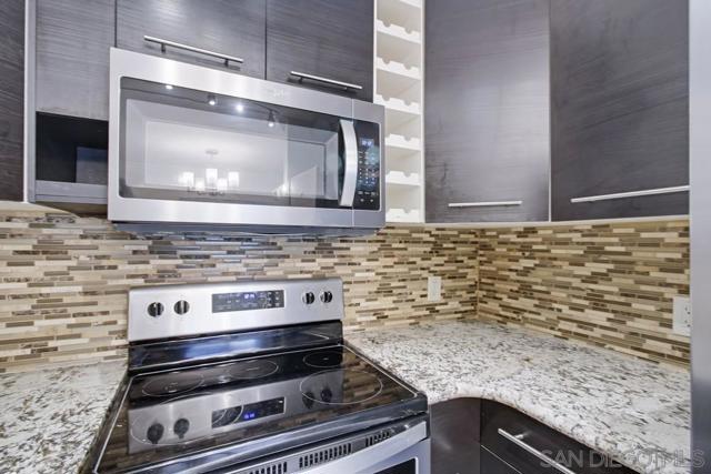 4060 Rosenda Ct, San Diego CA: https://media.crmls.org/mediaz/7b40fb56-3d5d-4680-b036-eb92d11c0285.jpg