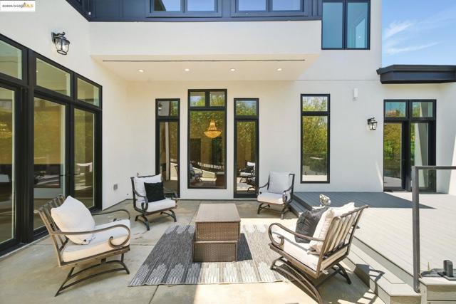 13462 Campus drive, Oakland CA: https://media.crmls.org/mediaz/7b40fdf1-726f-4173-8ed1-72d6bca0fc79.jpg