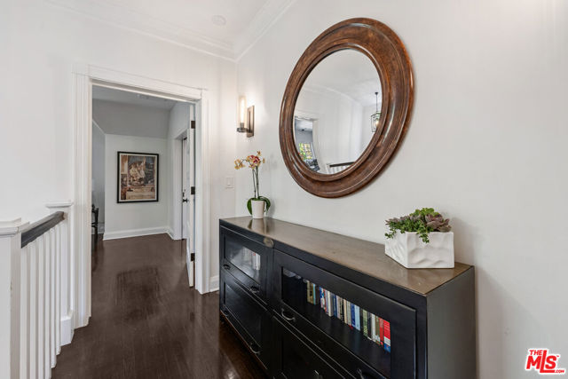 233 S Saltair Avenue, Los Angeles CA: https://media.crmls.org/mediaz/7b416b95-83fe-40f4-a91c-befb985bac6e.jpg