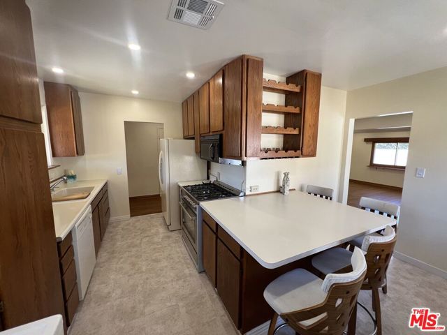 8361 Wentworth Street, Sunland CA: https://media.crmls.org/mediaz/7b41ce48-11c7-4188-8e16-497280d68d4a.jpg