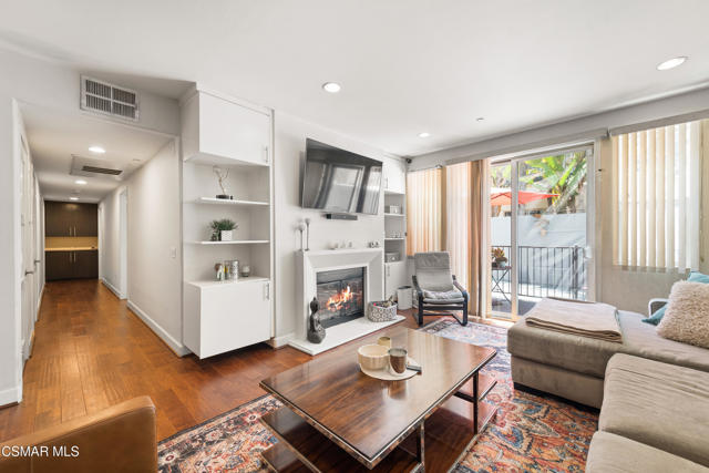 10878 Bloomfield Street, Toluca Lake CA: https://media.crmls.org/mediaz/7b42715f-b7dc-441b-b1ad-7b820791a170.jpg