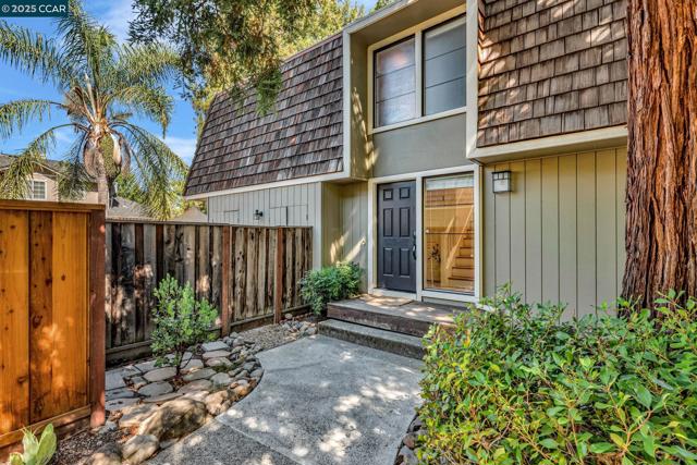 1660 San Luis Rd, Walnut Creek CA: https://media.crmls.org/mediaz/7b42b821-b601-414f-a9a3-59291e5bbb10.jpg