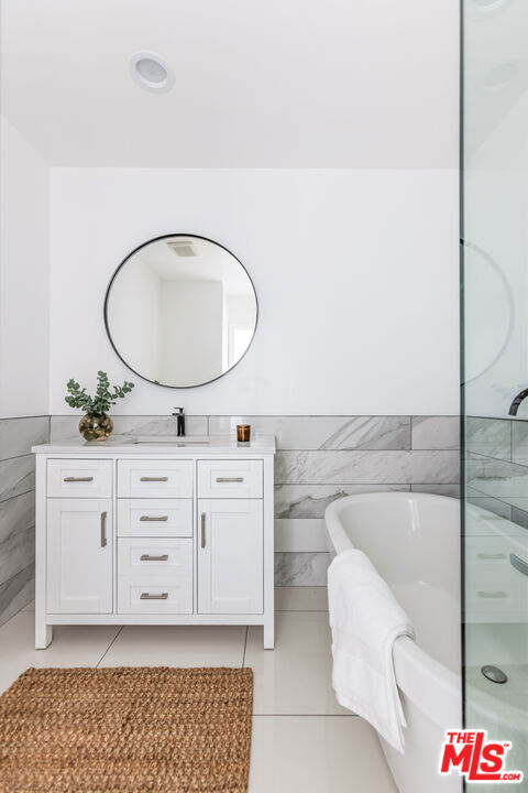 3921 S Victoria Avenue, Los Angeles CA: https://media.crmls.org/mediaz/7b442b3e-4e8d-48e8-ad18-f863413ae954.jpg