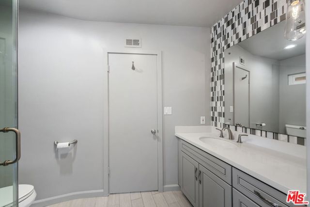 6616 Wooster Avenue, Los Angeles CA: https://media.crmls.org/mediaz/7b44996e-6e5f-4be6-9cf1-d4473d14e9fc.jpg