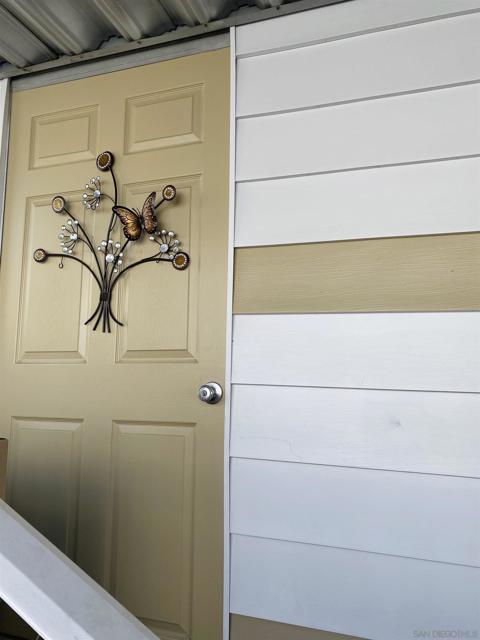1425 E Madison Ave E, El Cajon CA: https://media.crmls.org/mediaz/7b44b818-fd6e-463c-ab05-04acef921dc4.jpg
