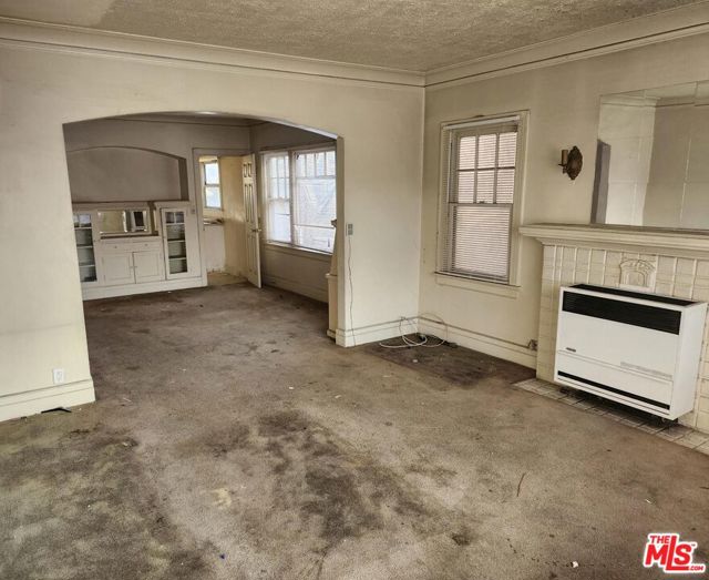 4260 S Figueroa Street, Los Angeles CA: https://media.crmls.org/mediaz/7b4525d7-9fd4-4789-93bb-2d333d9b4030.jpg