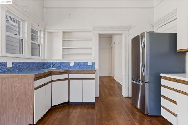 102 Hamilton Pl, Oakland CA: https://media.crmls.org/mediaz/7b461b70-9db4-4e4a-bfe6-1de640a1d309.jpg