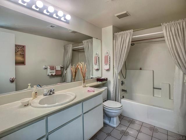 2552 Wind River Rd, El Cajon CA: https://media.crmls.org/mediaz/7b46c833-b304-4bb1-883b-1d03a74be1b5.jpg