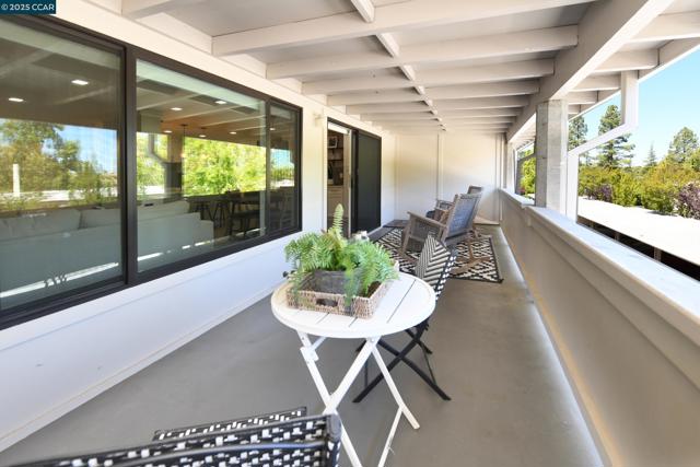 1345 Singingwood Ct, Walnut Creek CA: https://media.crmls.org/mediaz/7b479f38-61d0-4084-9cf3-bb5ed4ff08c8.jpg