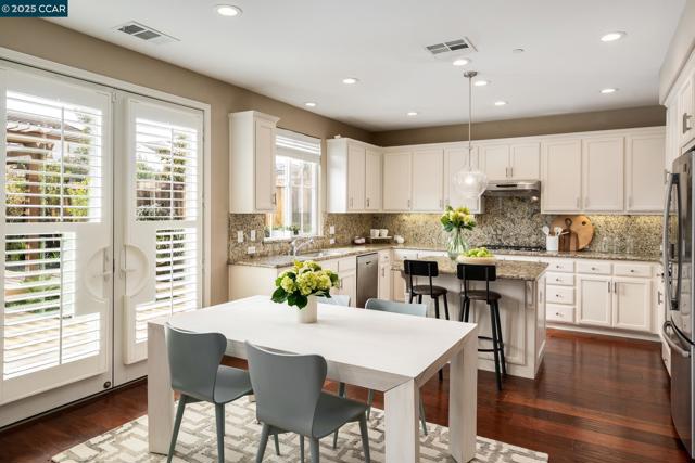 5617 Evolene St, Danville CA: https://media.crmls.org/mediaz/7b47b40f-37d5-45e1-a59c-75f1d1b13a53.jpg