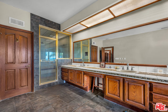 6024 Woodland View Drive, Woodland Hills CA: https://media.crmls.org/mediaz/7b488041-b2db-4cc6-9e72-0e17ba2f8ce3.jpg