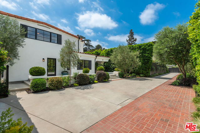 14226 Chandler Boulevard, Sherman Oaks CA: https://media.crmls.org/mediaz/7b48c4a6-84b5-40b0-bb7d-ba4361a826f6.jpg