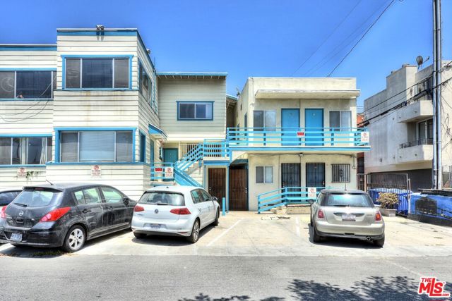16 Clubhouse Avenue, Venice CA: https://media.crmls.org/mediaz/7b48dd94-8465-4b9f-a55a-5f2a8d9eaae1.jpg