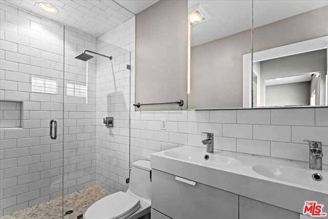 6955 Trolleyway, Playa del Rey CA: https://media.crmls.org/mediaz/7b49069e-602c-4a83-88c4-3435f331c094.jpg