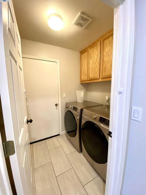 963 Grafton St, Manteca CA: https://media.crmls.org/mediaz/7b497f91-13f2-431f-8add-9422ce6c46f6.jpg