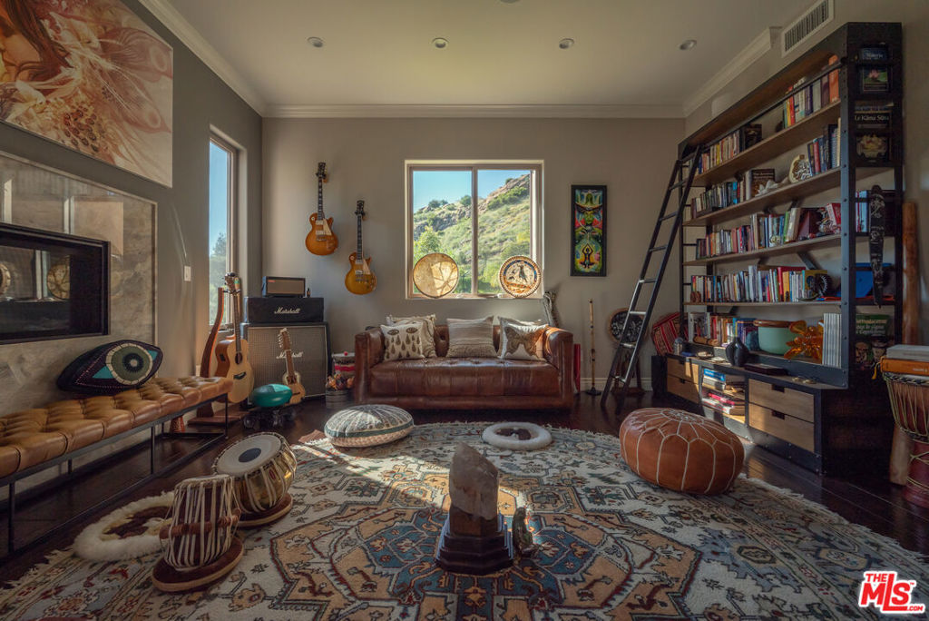 https://media.crmls.org/mediaz/7b49d998-9e9c-48cd-a06f-222de749d080.jpg?preset=X-Large