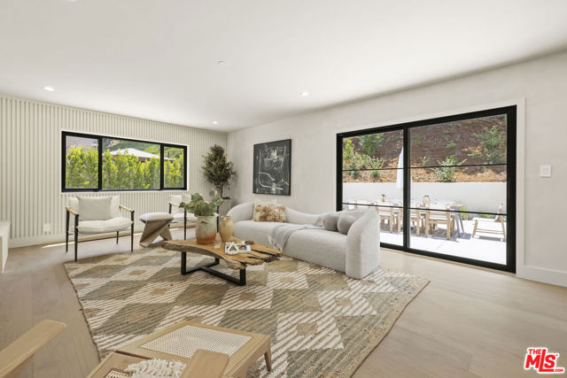 11268 Dona Lola Drive, Studio City CA: https://media.crmls.org/mediaz/7b4a2233-6c1e-4266-a67e-0833f351a224.jpg