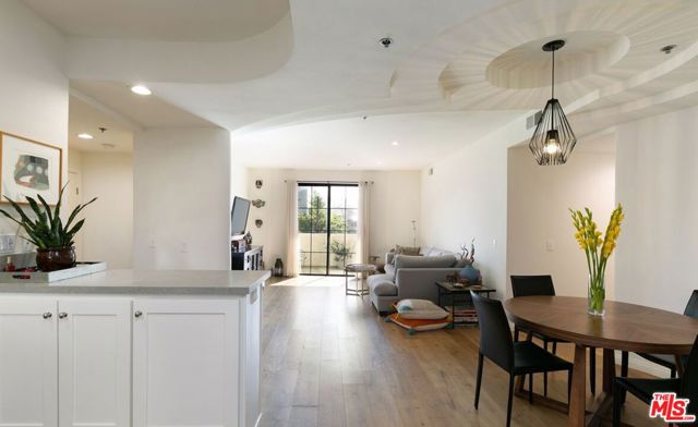 12603 Moorpark Street, Studio City CA: https://media.crmls.org/mediaz/7b4a40b0-1293-4304-aff5-b3d451369426.jpg
