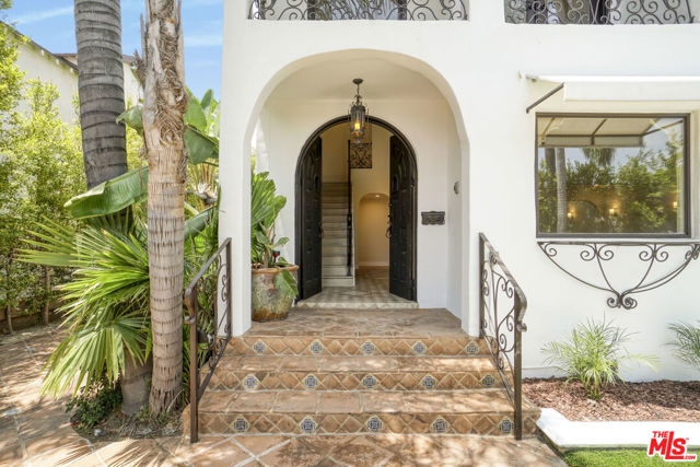 209 N Doheny Drive, Beverly Hills CA: https://media.crmls.org/mediaz/7b4a4941-00a3-41bb-8ffd-a40acb8193f4.jpg